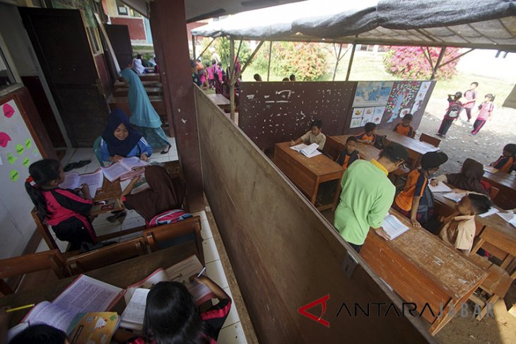 Sekolah Gunakan Tenda di Bogor