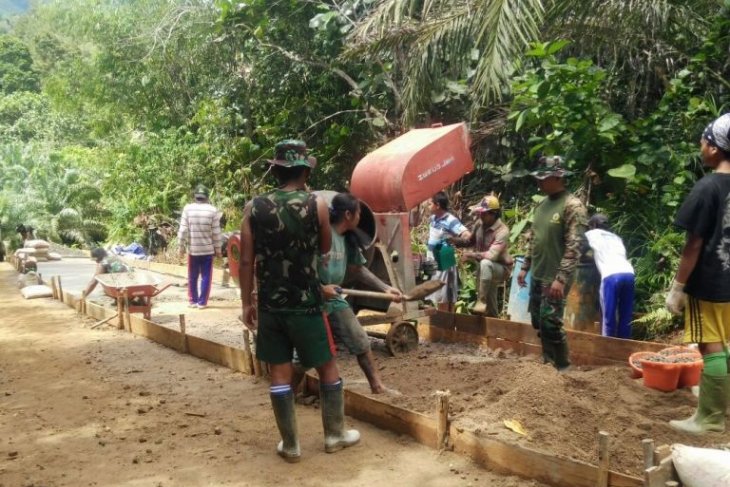 Personel TMMD bangun jalan rabat beton
