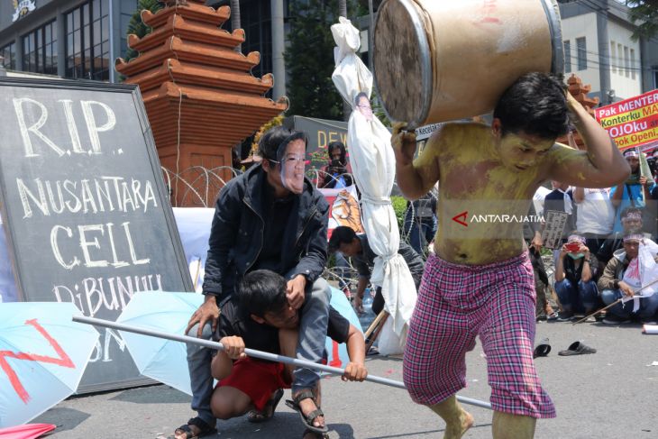 Unjuk Rasa Pedagang Kartu Seluler