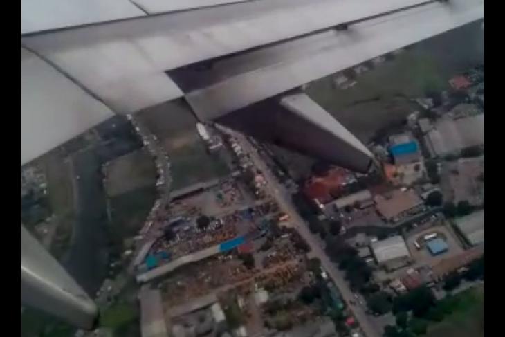 Cuaca buruk haruskan pesawat lakukan putaran