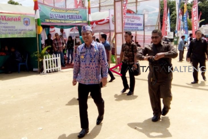 Bupati Barsel Kunjungi Stan Pameran