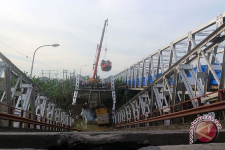 Evakuasi truk di jembatan Widang