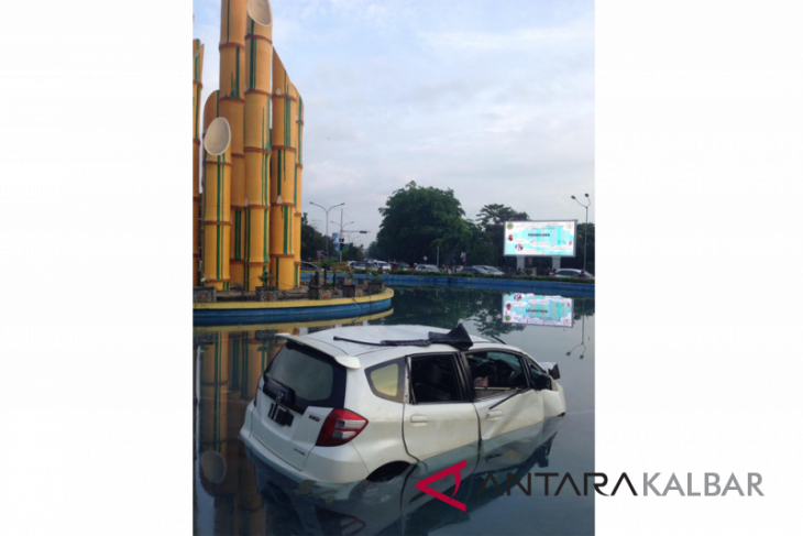 Mobil nyemplung di kolam Untan