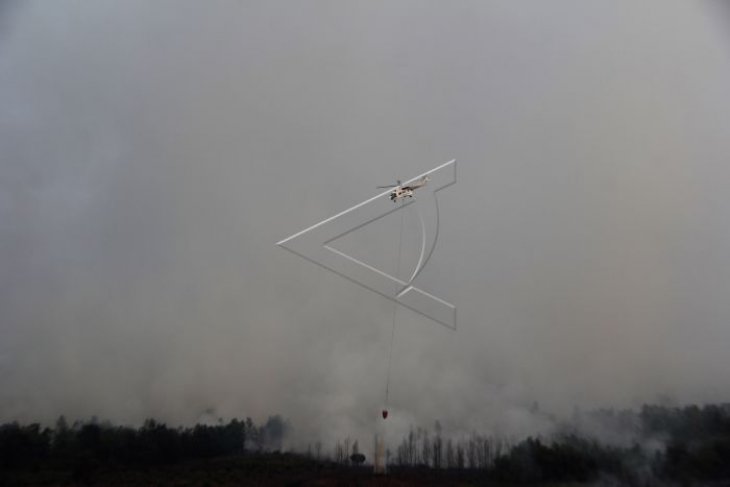 Pemadaman kebakaran hutan di Dumai