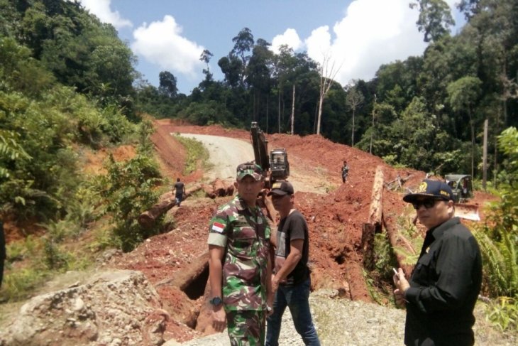 Tinjau jalan pararel perbatasan