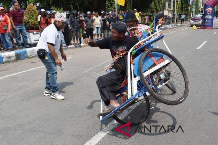 Lomba Ketangkasan Becak