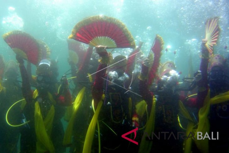 Menari Gandrung di Bawah Laut