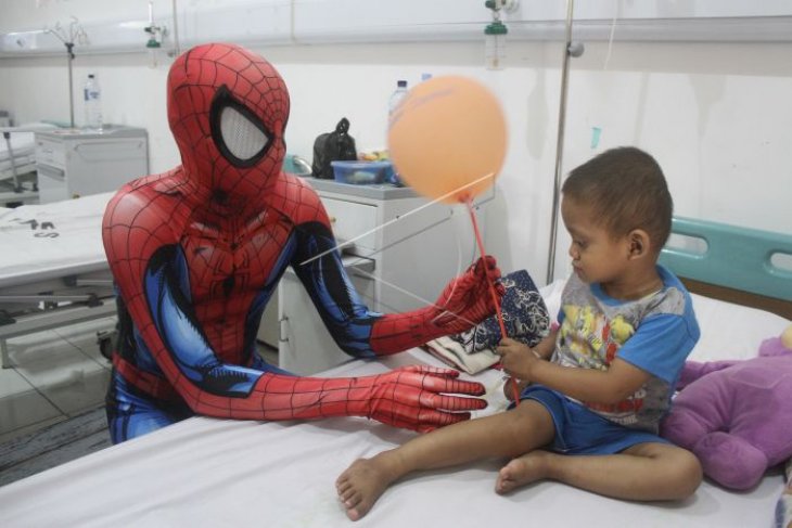 Spiderman menghibur anak