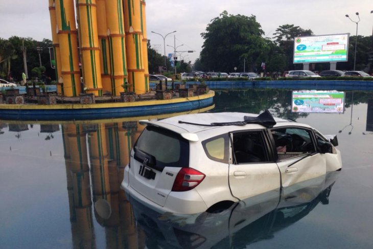 Mobil nyemplung di kolam Untan