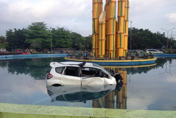 Mobil nyemplung di kolam Untan