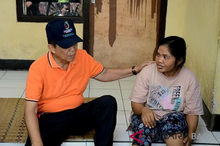Pastika kunjungi penerima bantuan bedah rumah dari Klungkung