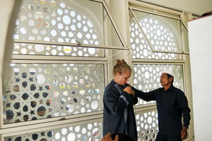 Wisatawan asing kenakan baju penutup aurat di masjid