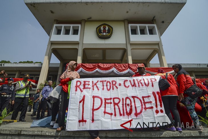 Aksi Tuntut Rektor Unpad