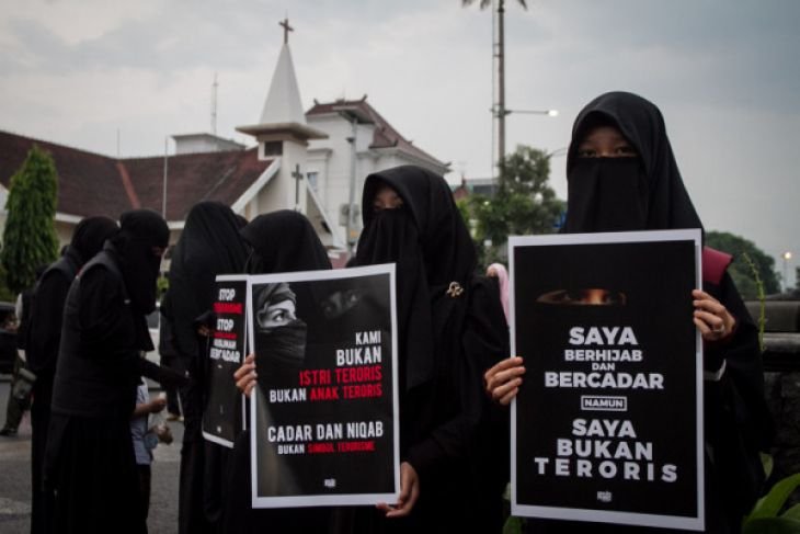 Aksi Wanita Bercadar Menolak Terorisme