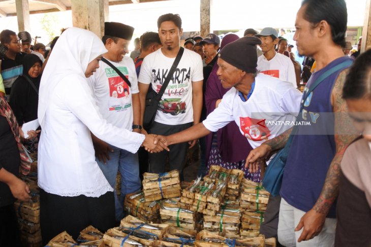 Khofifah Kunjungi Pasar Ikan