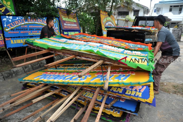 Daur ulang papan duka