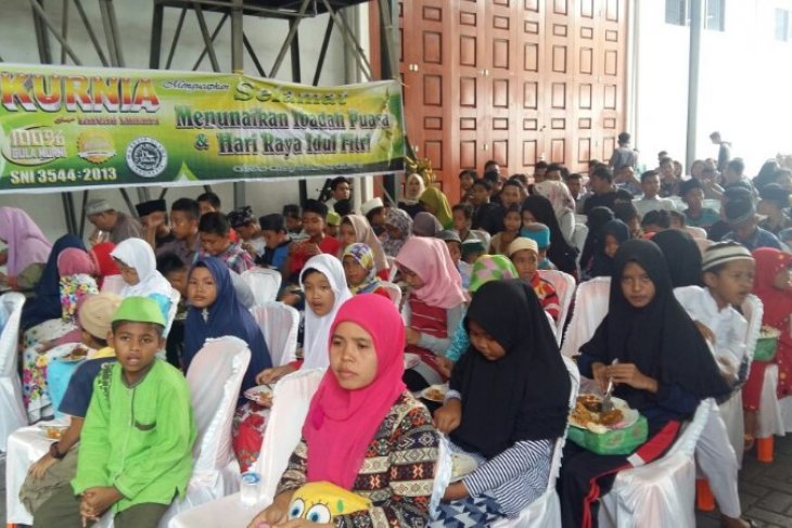 Kurnia santuni ratusan anak yatim