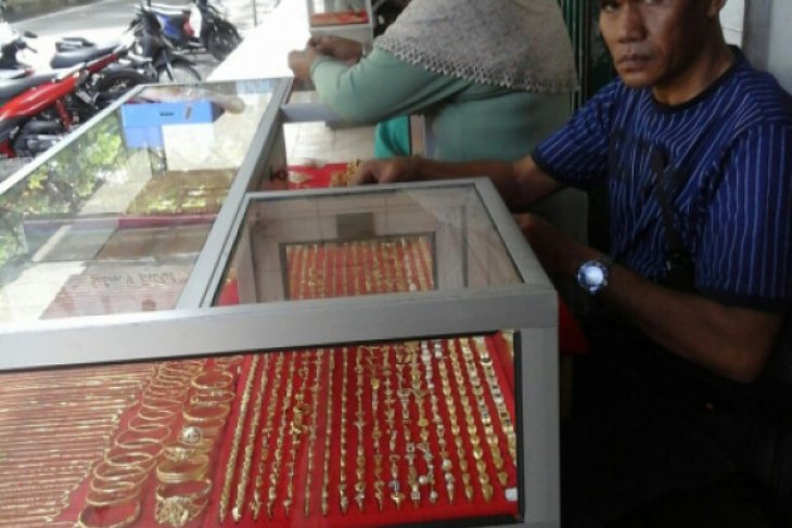 Transaksi emas pinggiran jalan di Ambon sepi