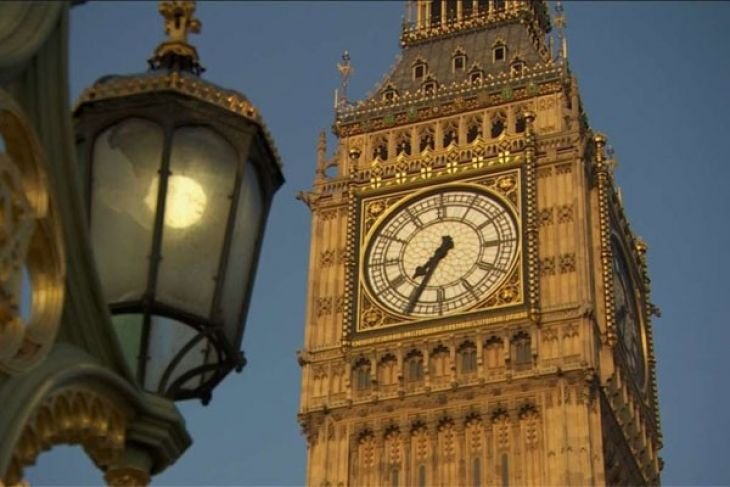 Rayakan malam tahun baru, lonceng Big Ben kembali berdentang