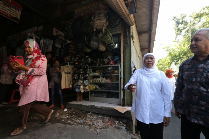 Khofifah Kunjungi Penampungan Pedagang Pasar Turi