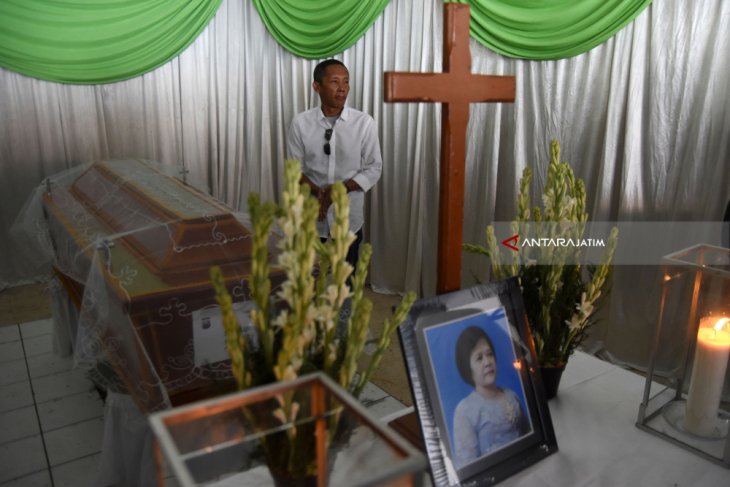 Korban Bom Di Gereja Disemayamkan