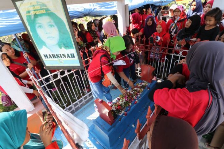 Buruh Jatim jiarah makam Marsinah