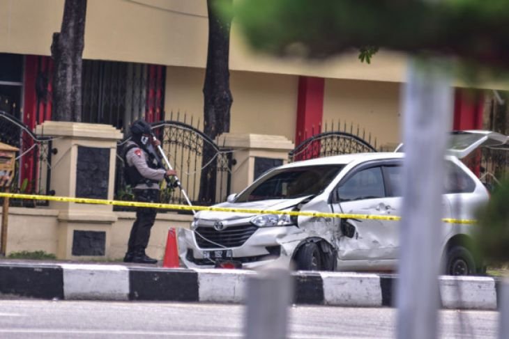 Mobil pelaku penyerangan Polda Riau