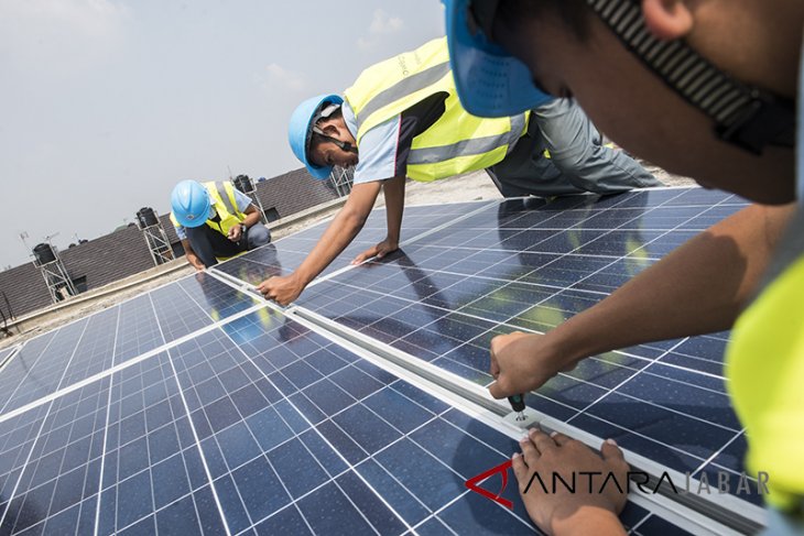 SMK Prakarya Internasional pasang panel surya