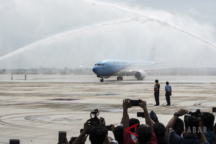 Pesawat Kepresidenan mendarat pertama di BIJB Kertajati