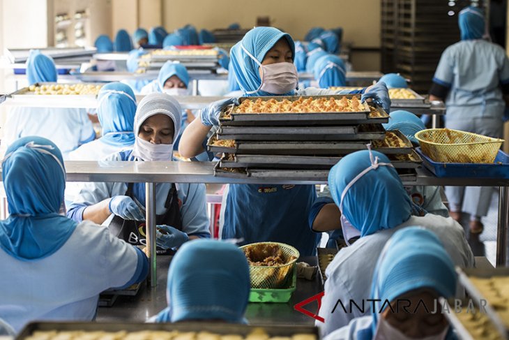Produksi kue kering selama Ramadan