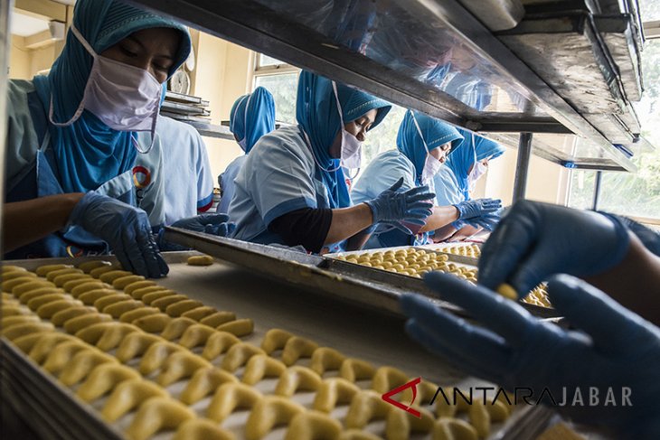 Produksi kue kering selama Ramadan