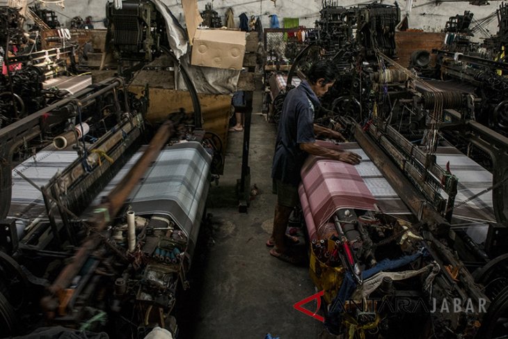 Produksi Sarung Tenun Majalaya