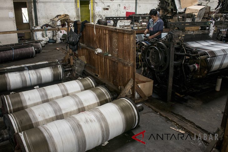 Produksi Sarung Tenun Majalaya