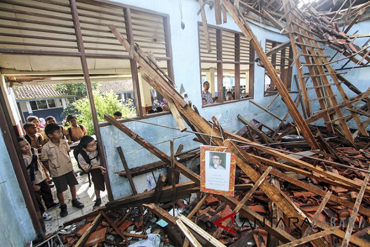 Bangunan sekolah roboh