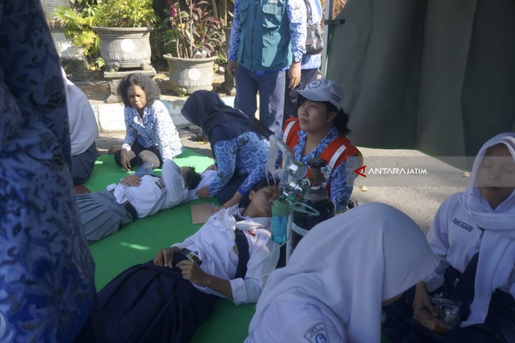 Siswa Pingsan Saat Upacara Hardiknas