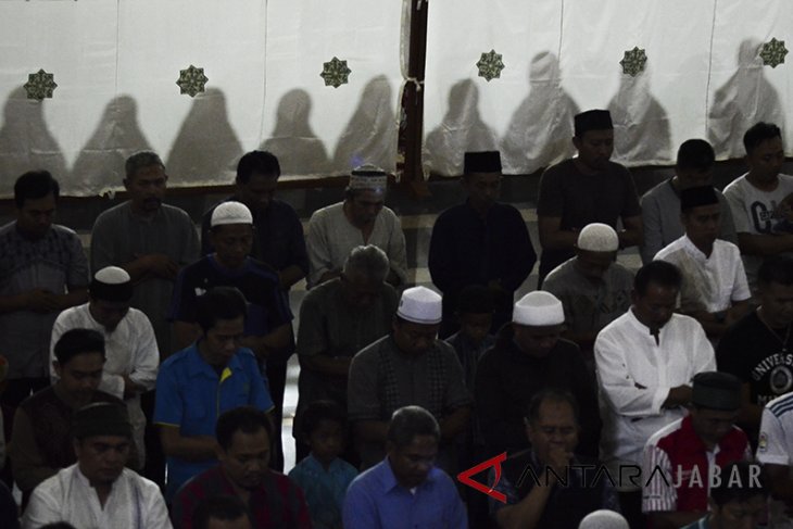 Ribuan Umat Islam laksanakan Tarawih di Bandung