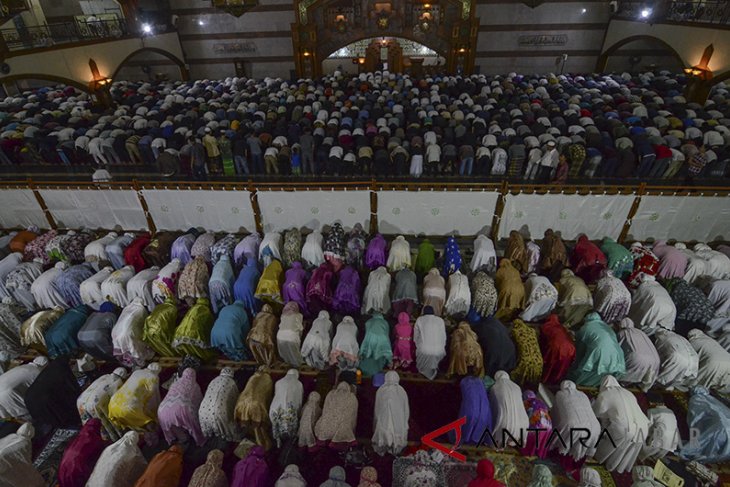 Ribuan Umat Islam laksanakan Tarawih di Bandung