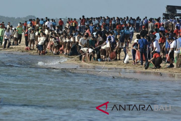 Aksi Bersih Sampah Pantai