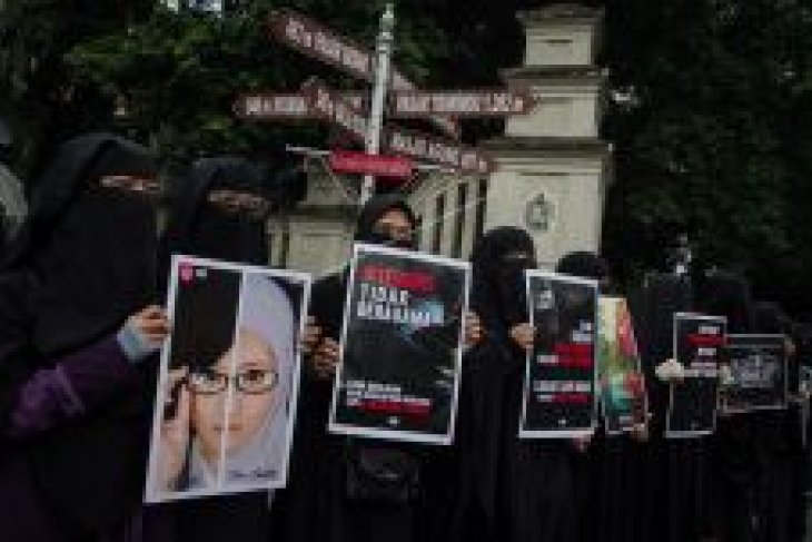 Aksi Wanita Bercadar Menolak Terorisme