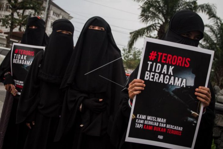 Aksi Wanita Bercadar Menolak Terorisme
