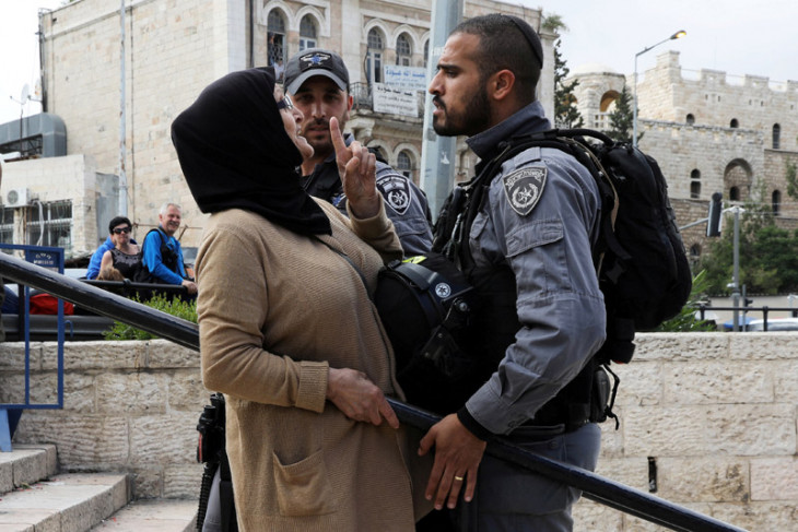 Perempuan Palestina yang sedang hamil menyerah pada lukanya yang parah