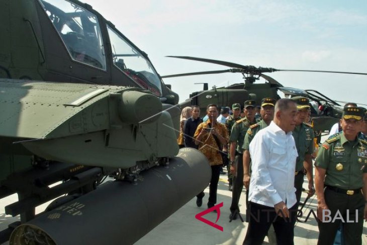 Kemhan Serahkan Delapan Helikopter Apache