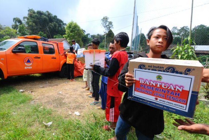 Bantuan logistik pengungsi Merapi