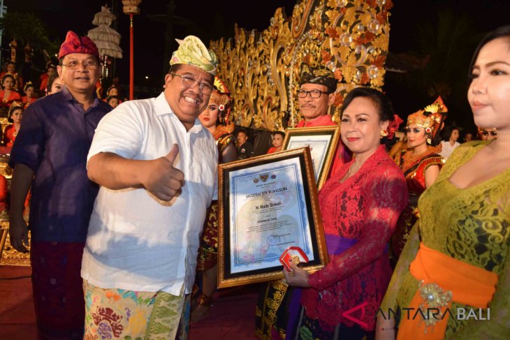Lima Seniman Buleleng terima