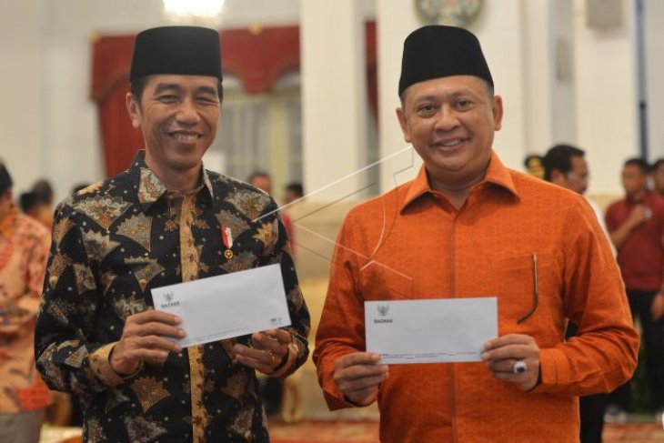 Presiden Jokowi membayar zakat