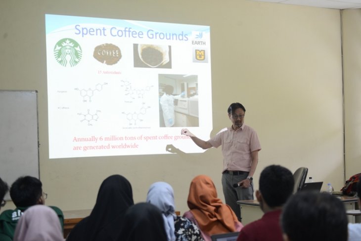 Kuliah tamu di IPB ungkap manfaat ampas kopi untuk produk perawatan