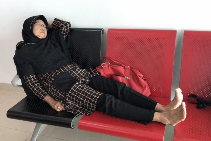Seorang penumpang protes karena dirugikan oleh wings air