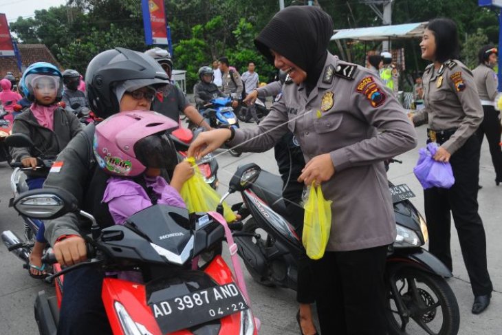 Polisi bagikan takjil