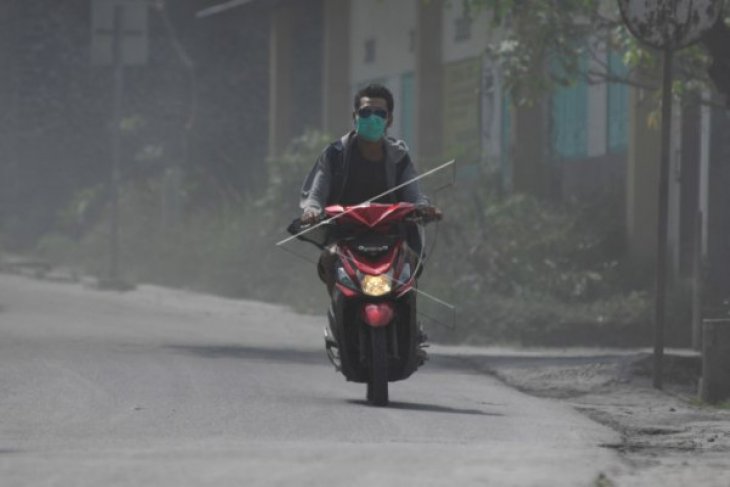 Warga mengenakan masker