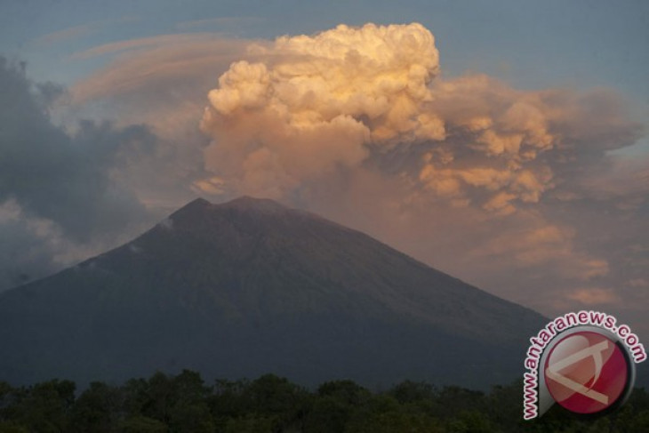 East Java`s two airports closed due to Mount Agung eruption